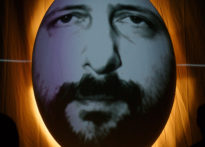 Twarz mężczyzny wyświetlona w jajowatym kształcie