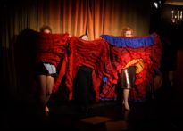 Trzy aktorki podnoszące kolorowe spódnice od flamenco do góry. Na zdjęciu Agnieszka Findysz, Elżbieta Węgrzyn oraz Kornelia Trawkowska
