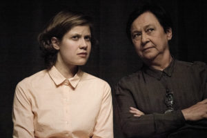 Dwie aktorki siedzące na krzesłach. Na zdjęciu Monika Roszko oraz Małgorzata Peczyńska