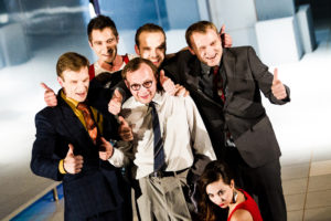 Zdjęcie zbiorowe aktorów stojących na scenie
