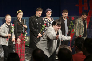 AKTORZY STAREGO TEATRU IM. HELENY MODRZEJEWSKIEJ W KRAKOWIE Z RÓŻAMI PODCZAS OKLASKÓW