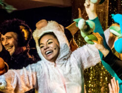 Pięciu aktorów stojących w różnych pozach, przebranych w śmieszne kostiumy trzymające w ręce pluszowe penisy. Na zdjęciu Piotr Dąbrowski, Sylwia Achu, Kornelia Trawkowska, Elżbieta Węgrzyn,Mateusz Wiśniewski