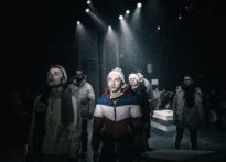 Aktorzy na tle Poznański Krzyży w obecności publiczności. Zdjęcie zbiorowe