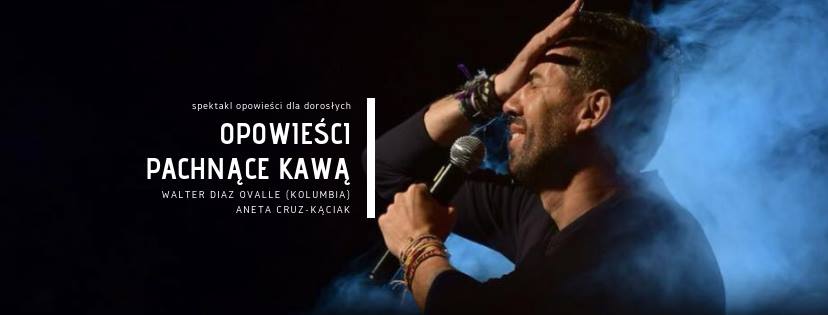 PLAKAT SPEKTAKLU. NA TLE ZDJĘCIA MĘŻCZYZNY MÓWIĄCEGO EMOCJONALNIE DO MIKROFONU BIAŁY NAPIS - SPEKTAKL OPOWIEŚCI DLA DOROSŁYCH "OPOWIEŚCI PACHNĄCE KAWĄ" WALTER DIAZ OVALLE (KOLUMBIA) ANETA CRUZ-KĄCIAK