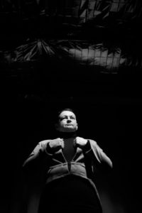 Czarno-biała fotografia ze spektaklu EXTRAVAGANZA O WŁADZY przedstawiająca aktorkę gościnną Elżbietę Węgrzyn