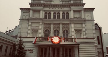 TEATR POLSKI W POZNANIU ZIMĄ - FASADA, TARAS Z KOTYLIONEM POWSTANIA WIELKOPOLSKIEGO I FRONTON Z NAPISEM NARÓD SOBIE. OBOK WEJŚCIA - CHOINKA