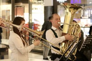 DWOJE MUZYKÓW GRA NA INSTRUMENTACH DĘTYCH. ZDJĘCIE Z KONCERTU KOLĘDOWEGO KWINTETU DĘTEGO ORKIESTRY ANTRAKTOWEJ TEATRU POLSKIEGO W POZNANIU