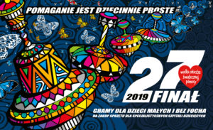 PLAKAT WOŚP. NA TLE GRAFICZNIE PRZEDSTAWIONYCH WIELOBARWNYCH BĄCZKÓW ZABAWKOWYCH BIAŁE NAPISY - NA GÓRZE: POMAGANIE JEST DZIECINNIE PROSTE, NA DOLE Z PRAWEJ STRONY - 27 FINAŁ 2019 IGRAMY DLA DZIECI MAŁYCH I BEZ FOCHA NA ZAKUP SPRZĘDTU DLA SPECJALISTYCZNYCH SZPITALI DZIECIĘCYCH