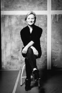 ALONA SZOSTAK, AKTORKA TEATRU POLSKIEGO W POZNANIU, SESJA PORTRETOWA W CZARNYM UBRANIU NA SZARYM TLE